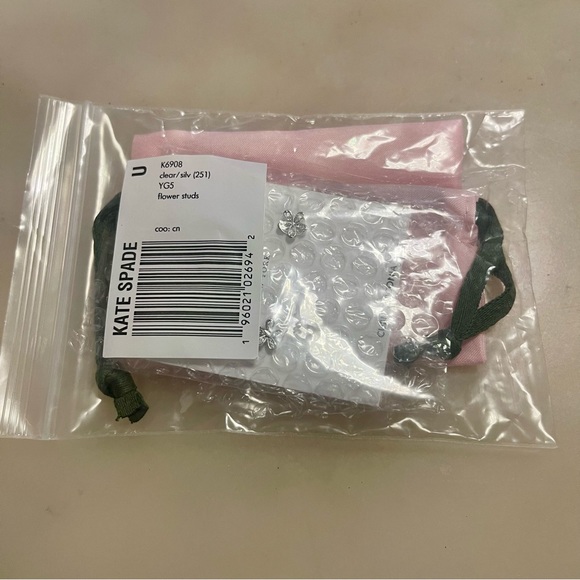 New! Kate Spade Gleaming Gardenia Flower Studs Clear/Silver - Picture 4 of 6